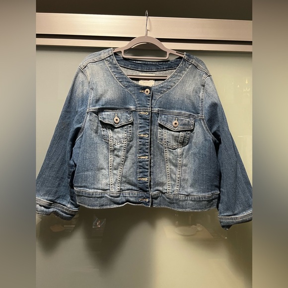 Torrid Collarless Cropped Denim Jacket - Size 2 - Picture 5 of 6
